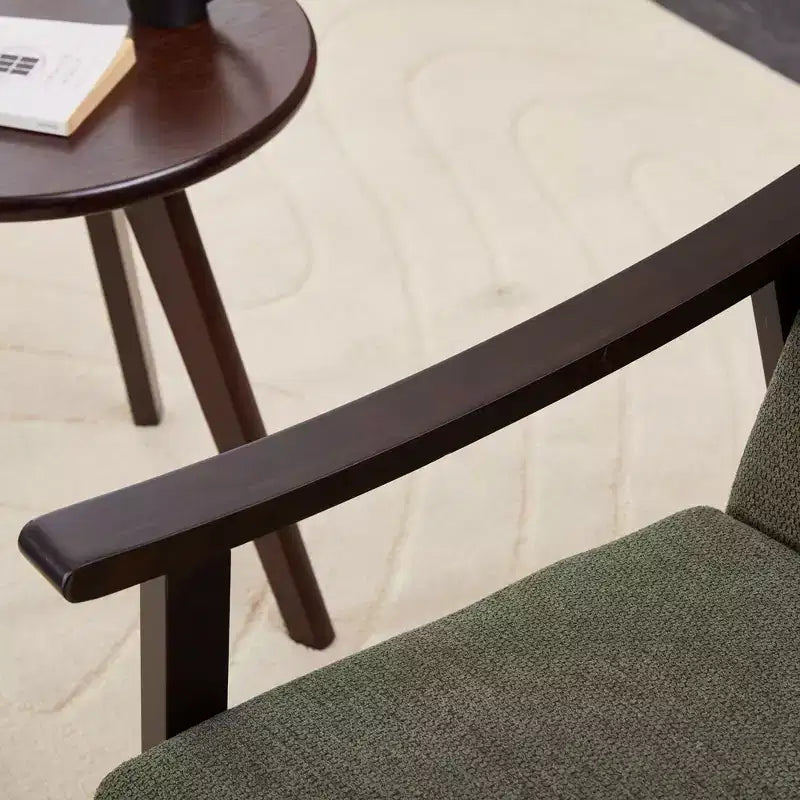 Poltrona moderna imbottita con braccioli in legno curvo per soggiorno o camera da letto