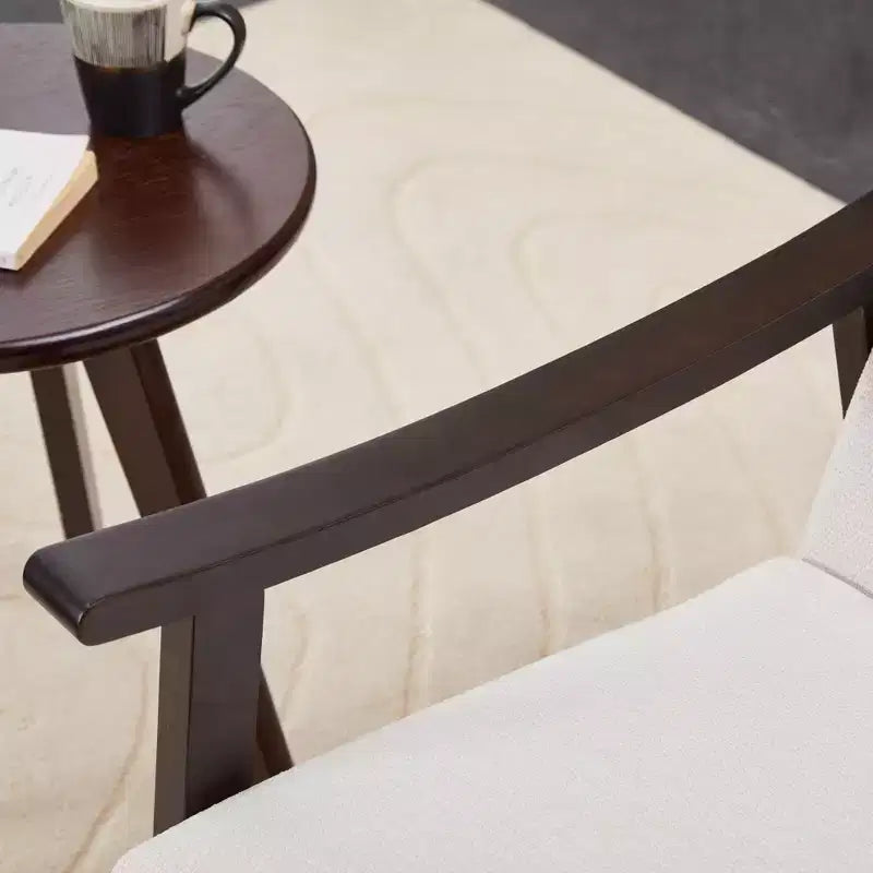 Poltrona moderna imbottita con braccioli in legno curvo per soggiorno o camera da letto
