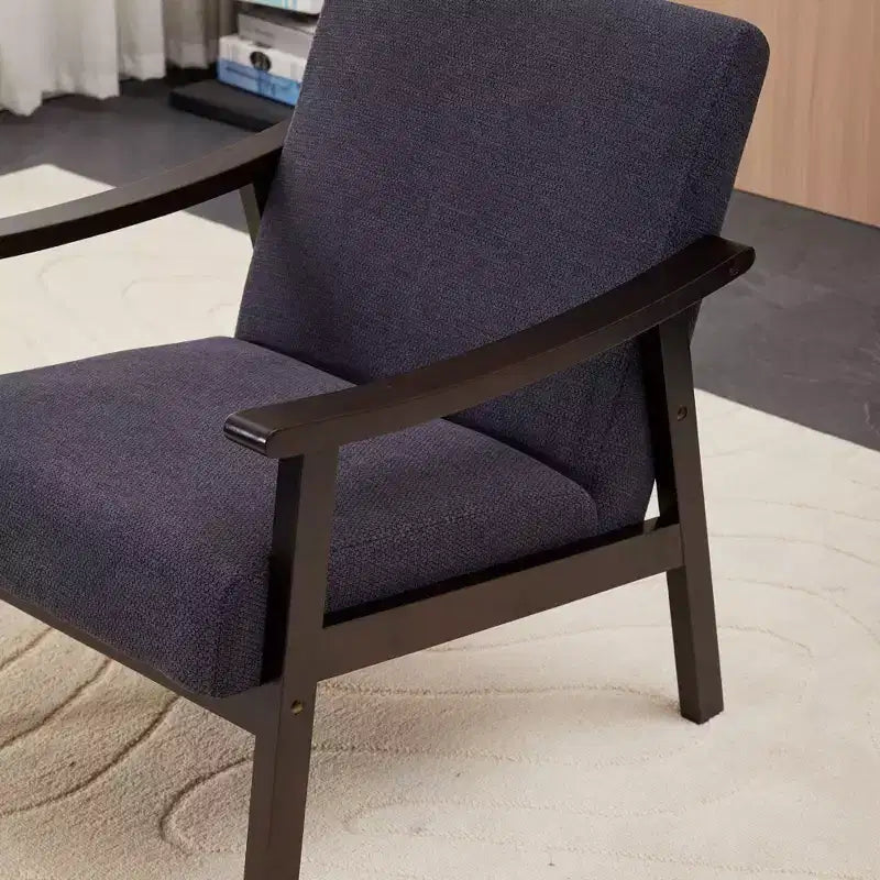 Poltrona moderna imbottita con braccioli in legno curvo per soggiorno o camera da letto
