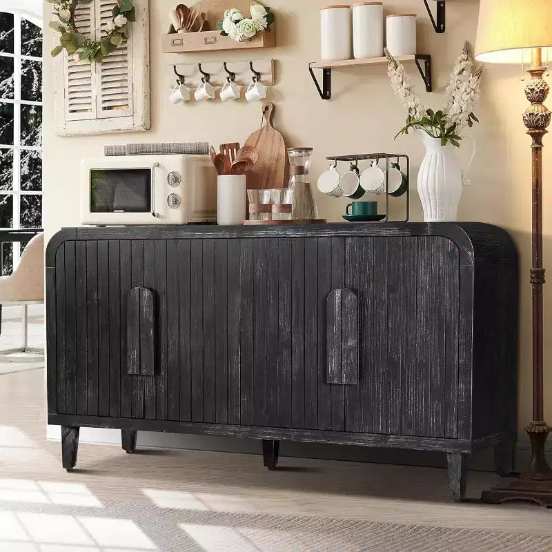 59 Credenza curvata da fattoria vintage con grandi maniglie in legno, intaglio verticale a venatura del legno e ripiani regolabili per la cucina